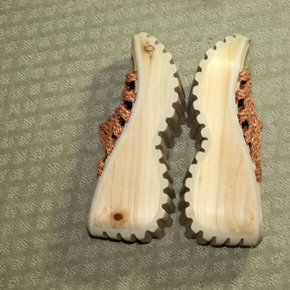 NWOT Soda Women's 9 Tan Woven Platform Wedge Wooden Sandals - Picture 4 of 6